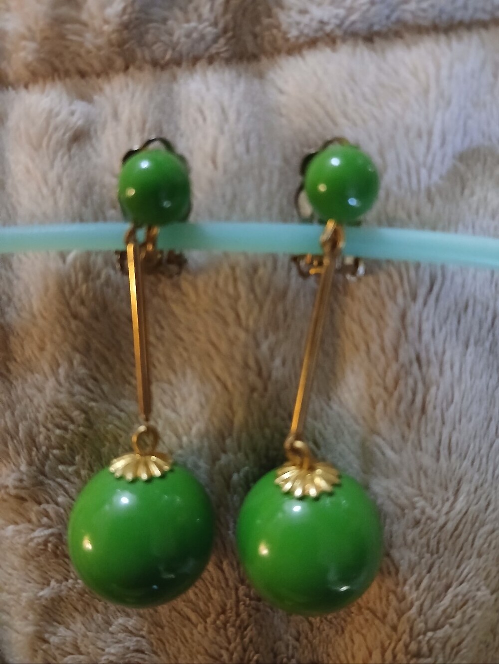 Vintage Vibrant Apple Green Ball Drop Earrings Clip On - Picture 4 of 10